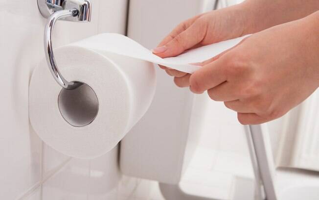 A dificuldade de se limpar com papel higiênico é um dos sinais; é importante prestar atenção se há dor e sangramento