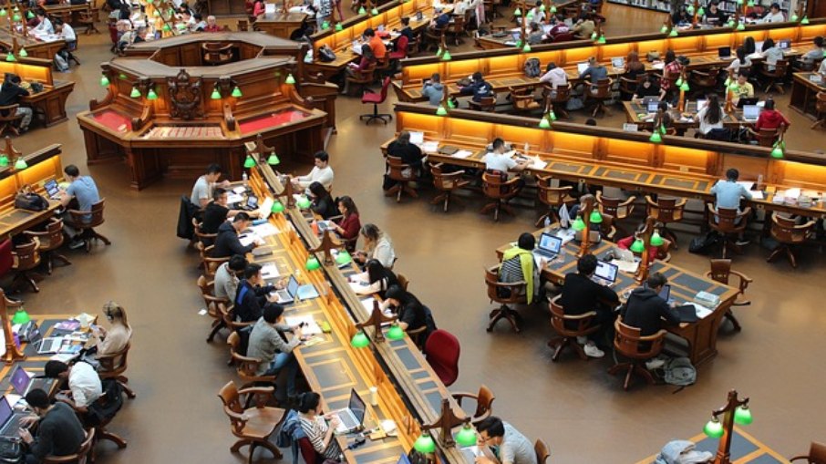 Harvard possui quase 7.000 estudantes de outros países. Harvard possui quase 7.000 estudantes de outros países.