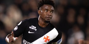 Vasco quebra tabu histórico, vence Grêmio de virada e respira no Z4