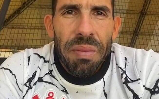 Em vídeo com camisa do Corinthians, Tévez desmente ter sido assaltado na Argentina: 'Nada a ver'