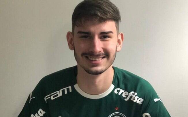 Jogador com a camisa do Palmeiras