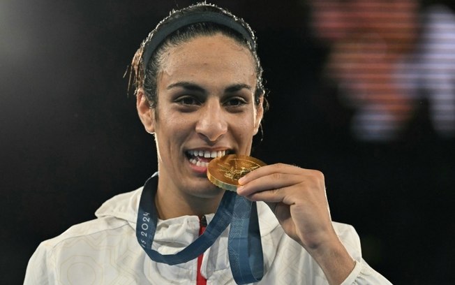 Boxeadora argelina Imane Khelif com a medalha de ouro que conquistou nos Jogos Olímpicos de Paris 2024