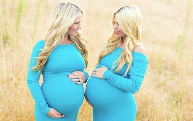 Irmãs gêmeas ficaram grávidas no mesmo período e fazem ensaio fotográfico com filhas para lembrar o momento