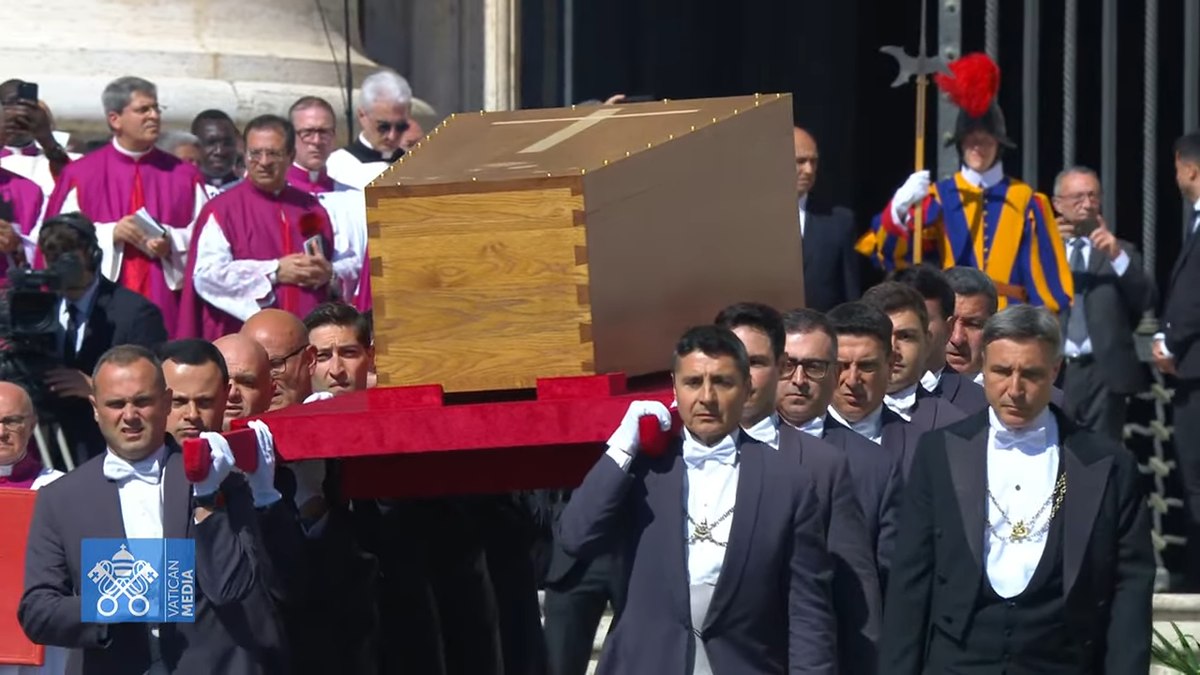 Caixão do papa Francisco levado para a Praça de São Pedro, no Vaticano Caixão do papa Francisco levado para a Praça de São Pedro, no Vaticano
