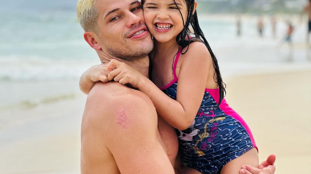 Jose Loreto curte dia de praia com a filha no Rio de Janeiro