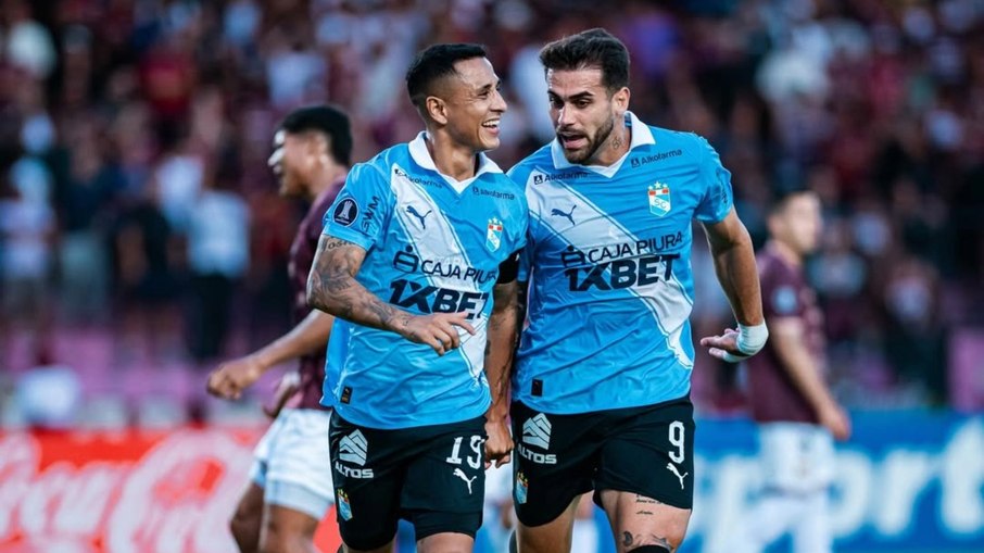 Felipe Vizeu comemora gol do Sporting Cristal com Yotún