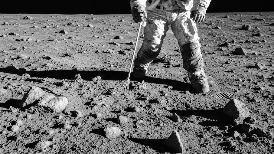 Partículas minúsculas espalhadas pelo solo da Lua podem guardar vestígios de civilizações extraterrestres Partículas minúsculas espalhadas pelo solo da Lua podem guardar vestígios de civilizações extraterrestres