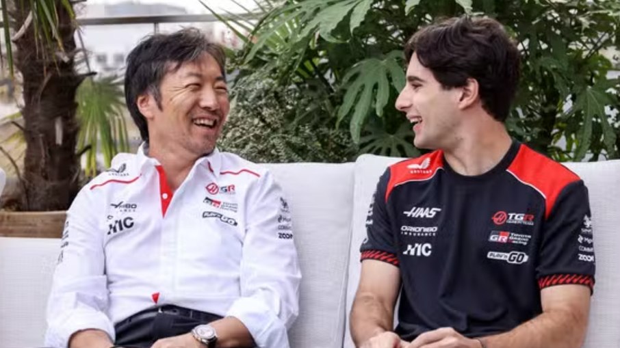 Rafael Câmara ao lado de Ayao Komatsu, chefe da Haas Rafael Câmara ao lado de Ayao Komatsu, chefe da Haas