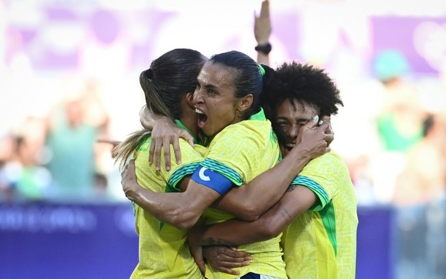 Marta (C) vai desfalcar o Brasil na semifinal do torneio olímpico de futebol feminino nos Jogos de Paris