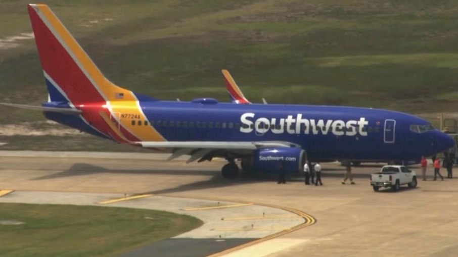 Passageiros de voo da Southwest são evacuados após incêndio no motor forçar retorno do avião Passageiros de voo da Southwest são evacuados após incêndio no motor forçar retorno do avião