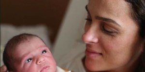 Juliano Cazarré e esposa celebram chegada do 6º filho
