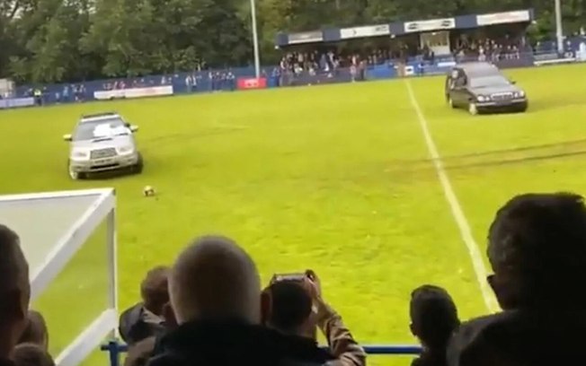 Criminosos usaram dois carros para invadir jogo de uma liga amadora na Inglaterra 