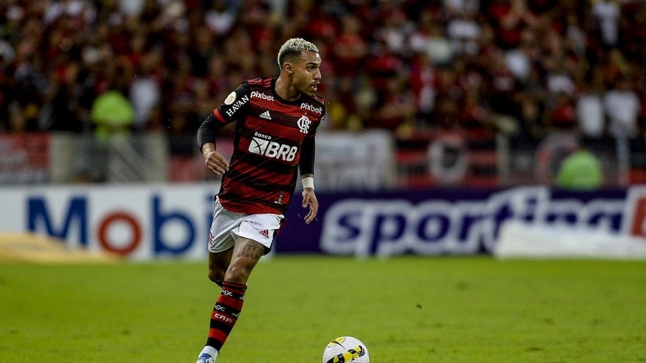 Matheuzinho aguarda acerto entre Corinthians e Flamengo 