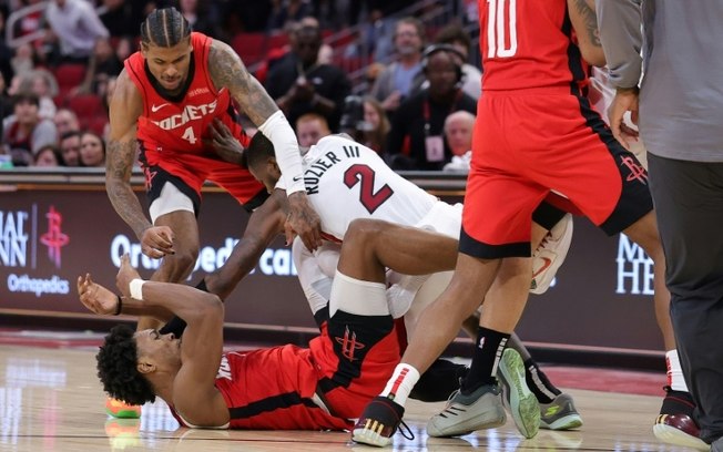 Jalen Green e Amen Thompson do Houston Rockets brigam com Terry Rozier do Miami Heat durante um jogo da NBA