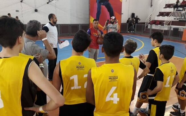 O armador da seleção brasileira conversa com crianças sobre o esporte