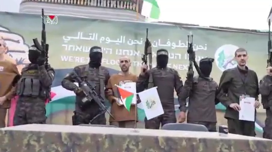 O teatro macabro organizado pelo Hamas e protagonizado pelos reféns Eli Sharabi, Or Levy e Ohed Ben Ami no dia 8 de fevereiro) O teatro macabro organizado pelo Hamas e protagonizado pelos reféns Eli Sharabi, Or Levy e Ohed Ben Ami no dia 8 de fevereiro)