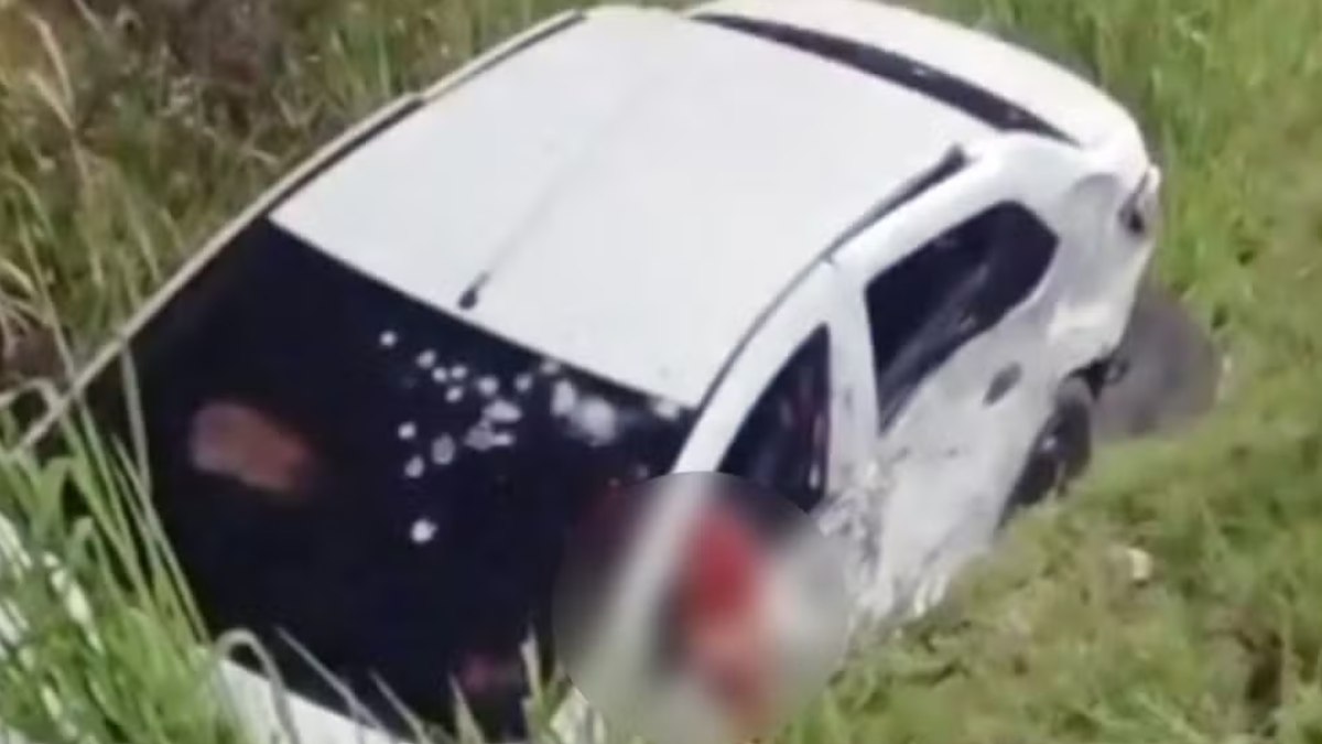 Carro encontrado com marcas de tiros na Avenida Brasil Carro encontrado com marcas de tiros na Avenida Brasil