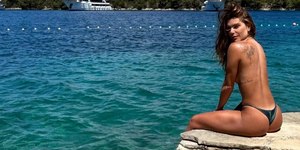 Mariana Goldfarb faz topless durante viagem pela Croácia