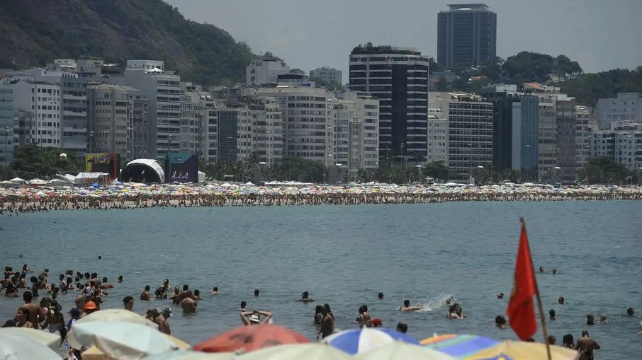 Em um hotel na Avenida Atlântica, em Copacabana, os fiscais encontraram alimentos vencidos na cozinha