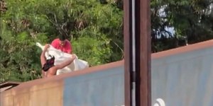 Vídeo: homens são presos após furtarem soja com trem em movimento