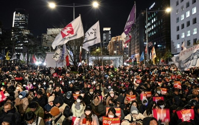 Manifestantes exigem a saída do presidente sul-coreano Yoon Suk Yeol em Seul, em 6 de dezembro de 2024