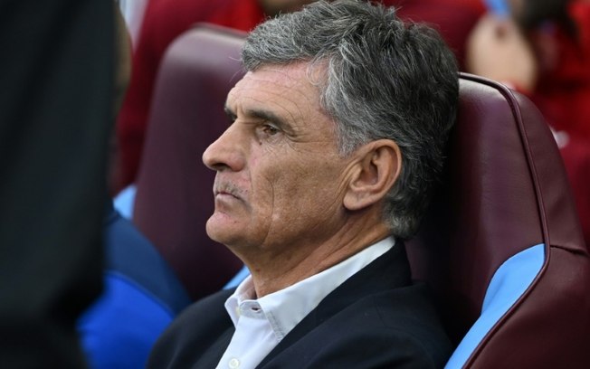 O treinador espanhol do Olympiacos, José Luis Mendilibar