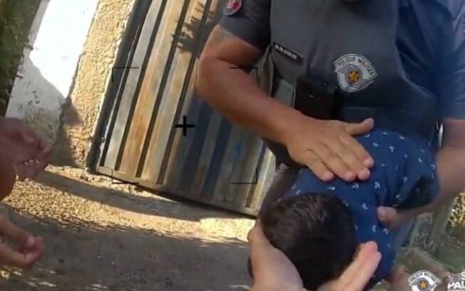 Vídeo: câmera da PM registra salvamento de bebê engasgado em Sumaré
