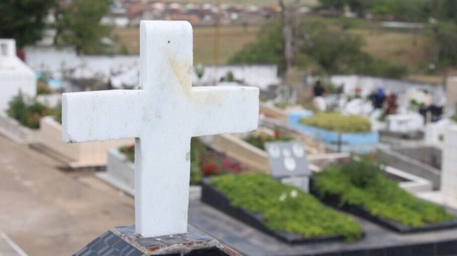Criminosos invadem e violam cemitério da cidade. Criminosos invadem e violam cemitério da cidade.