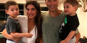 André Rizek leva os filhos gêmeos ao estádio pela primeira vez; veja fotos