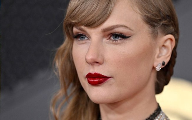 Taylor Swift usa sardas de glitter para destacar maquiagem clássica