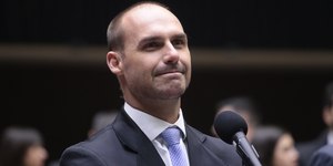 Eduardo Bolsonaro viraliza com "sacrifício" por sanções a Moraes