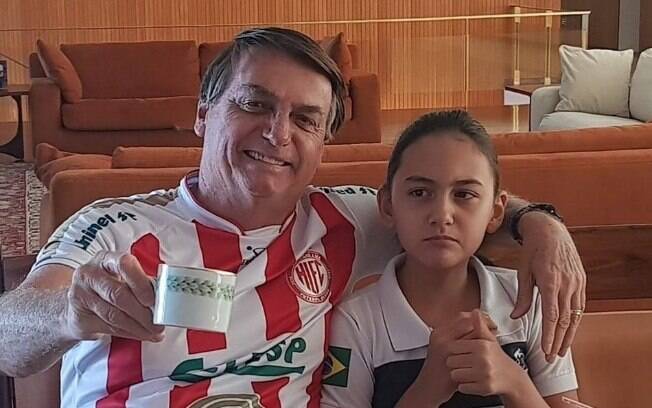 Bolsonaro usa sua filha Laura, de 11 anos, para fazer política