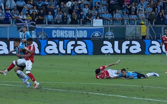 CBF reconhece erro em Gre-Nal e diz que houve pênalti para o Grêmio CBF reconhece erro em Gre-Nal e diz que houve pênalti para o Grêmio