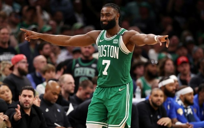 Jaylen Brown comemora uma cesta pelo Boston Celtics no jogo desta segunda-feira contra o Dallas Mavericks.