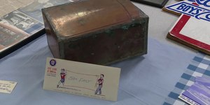Cápsula do tempo feita por crianças em 1962 é aberta após 64 anos