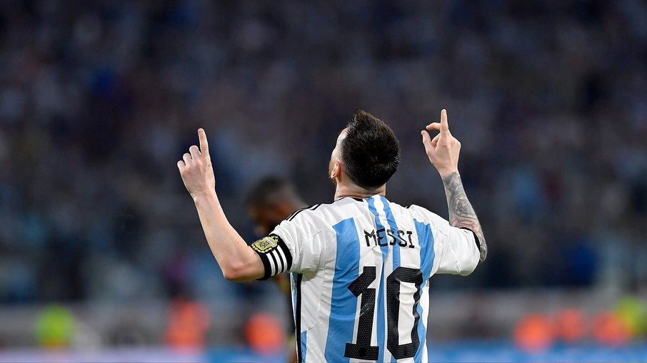 Messi marca 3 e ultrapassa 100 gols pela Argentina, que vence Curaçao