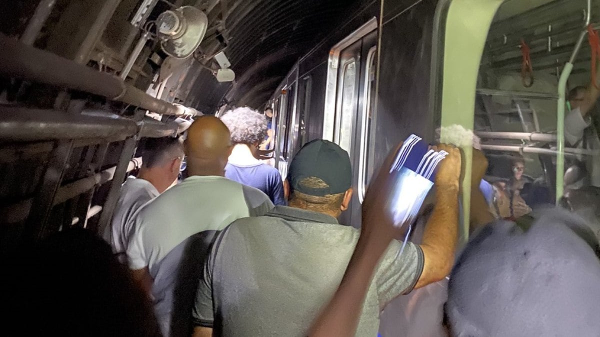 Paralisação da linha Vermelha do Metrô de SP causa tumulto 