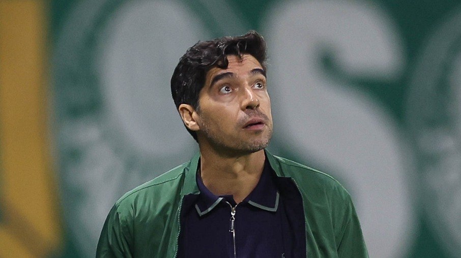 Abel Ferreira pensativo na goleada do Palmeiras sobre o Juventude Abel Ferreira pensativo na goleada do Palmeiras sobre o Juventude