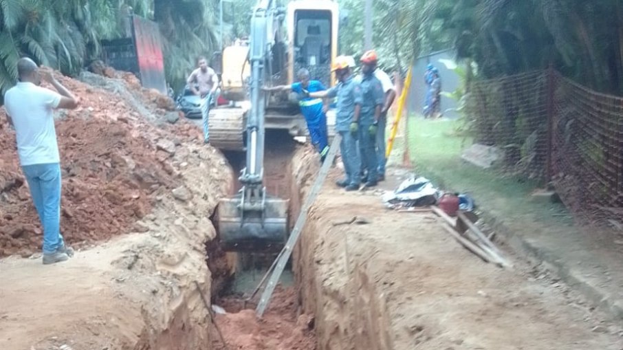 Homens ficaram soterrados após desabamento de terra Homens ficaram soterrados após desabamento de terra