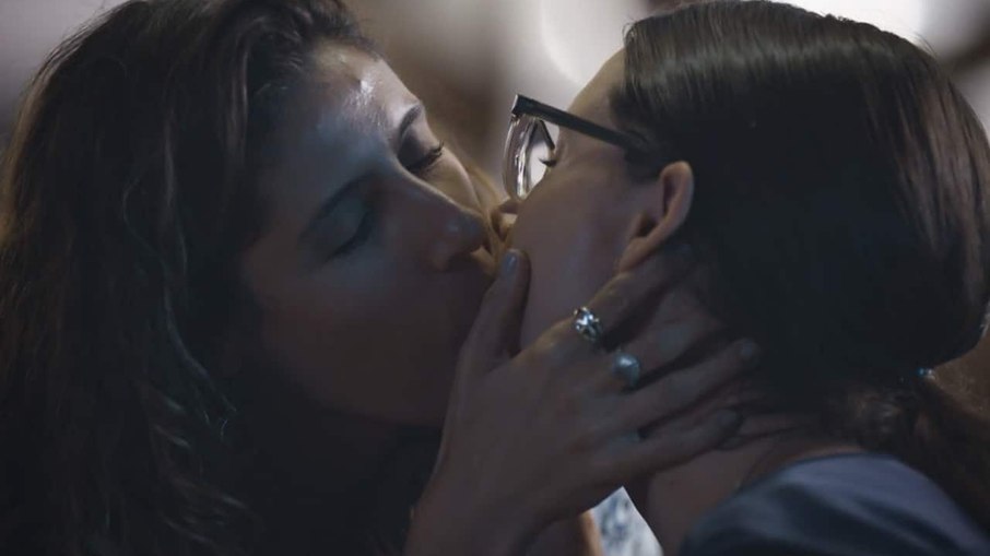 Cena de beijo lésbico entre Camila Alves e Amanda Mittz em Todas as Flores