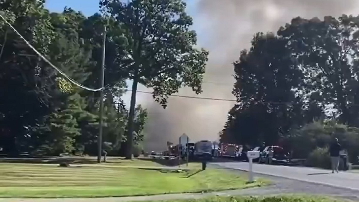 O ataque provocou explosões de munição no interior da estrutura O ataque provocou explosões de munição no interior da estrutura