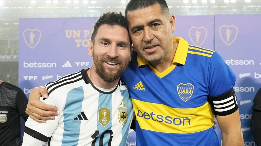 Messi participa de despedida de Riquelme