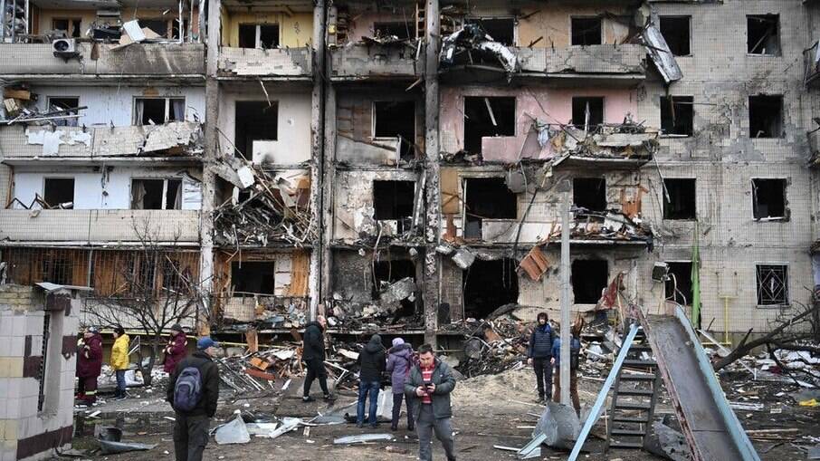 Prédio residencial atingido por bombardeio russo em Kiev