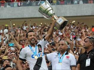 Nenê celebra a Taça Guanabara vencida pelo Vasco
