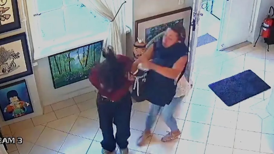 Jovem de 18 anos é agredida por andar sem sutiã na rua em Curitiba Jovem de 18 anos é agredida por andar sem sutiã na rua em Curitiba