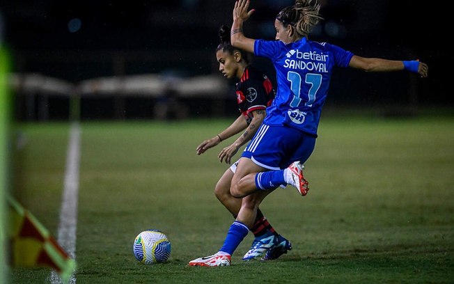 A cruzeirense Sandoval rechaça a bola e evita a chegada do ataque do Flamengo  