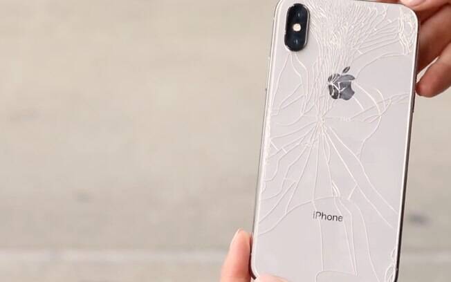 Uma queda de 2 metros conseguiu danificar bastante a superfície traseira do iPhone X.