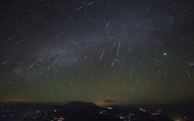 Estrelas cadentes podem ser vistas a olho nu quando o céu está limpo