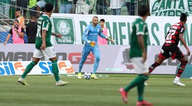 Flamengo vence Palmeiras e encosta na liderança