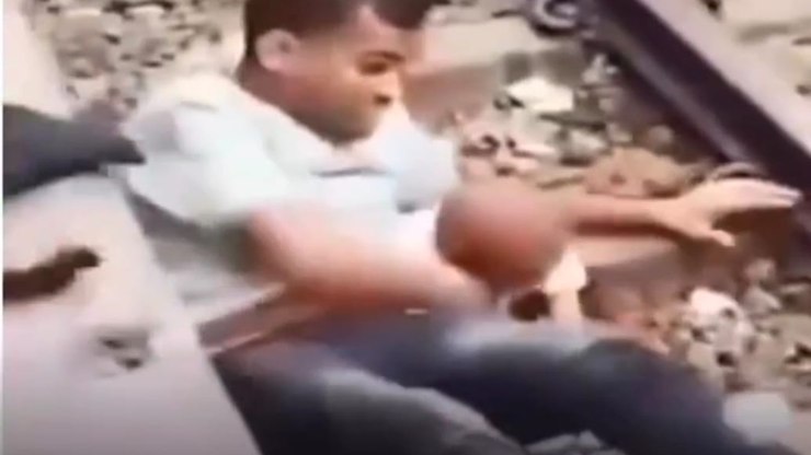 Vídeo: pai salva filho ao pular nos trilhos e ficar sob vagões